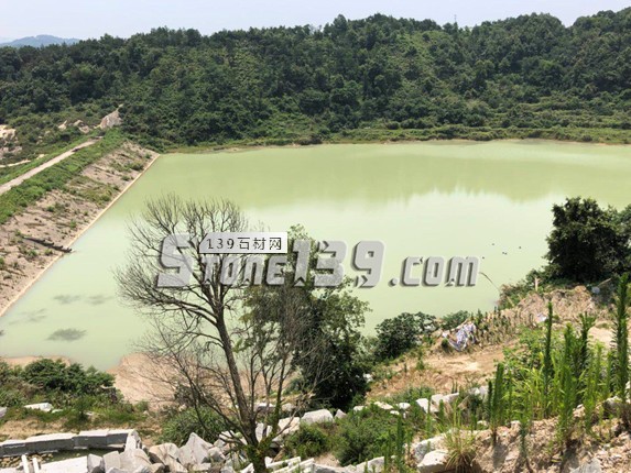 都昌縣東升水庫被當作采石場的渣場，成了“牛奶湖”