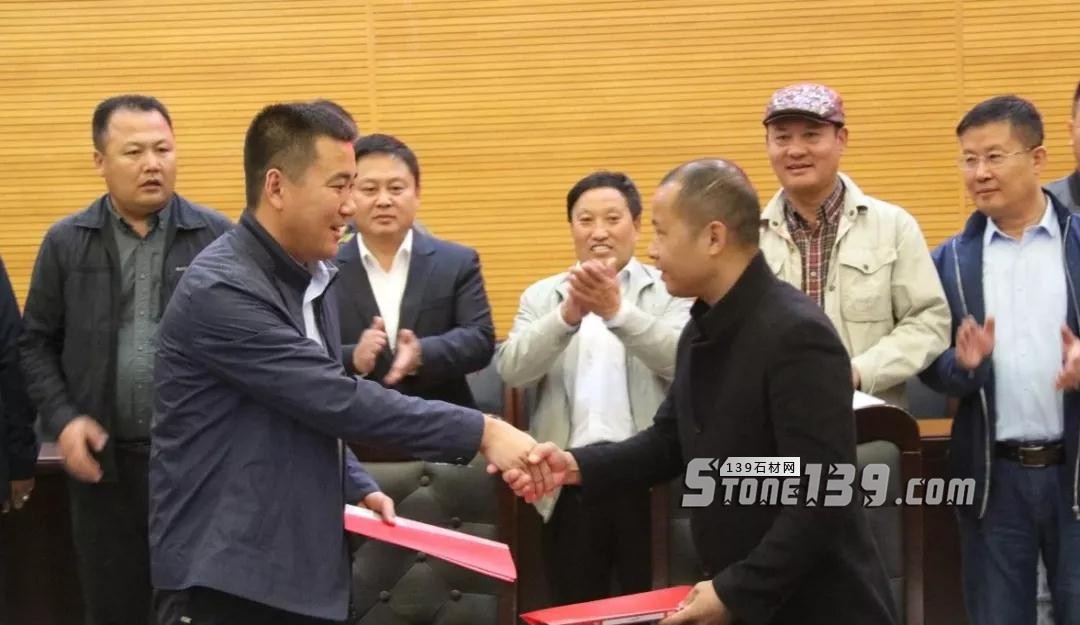 內(nèi)蒙古鑲黃旗舉行“廢棄石材下腳料及石粉綜合利用項目”簽約儀式 內(nèi)蒙古鑲黃旗舉行“廢棄石材下腳料及石粉綜合利用項目”簽約儀式現(xiàn)場