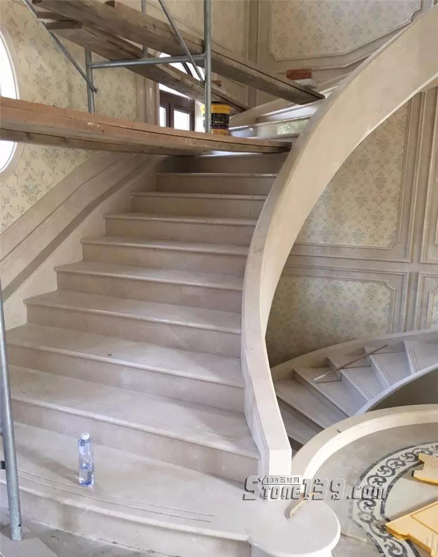 旋轉樓梯用石材裝飾的裝修施工現(xiàn)場 為什么旋轉樓梯一定要用石材?