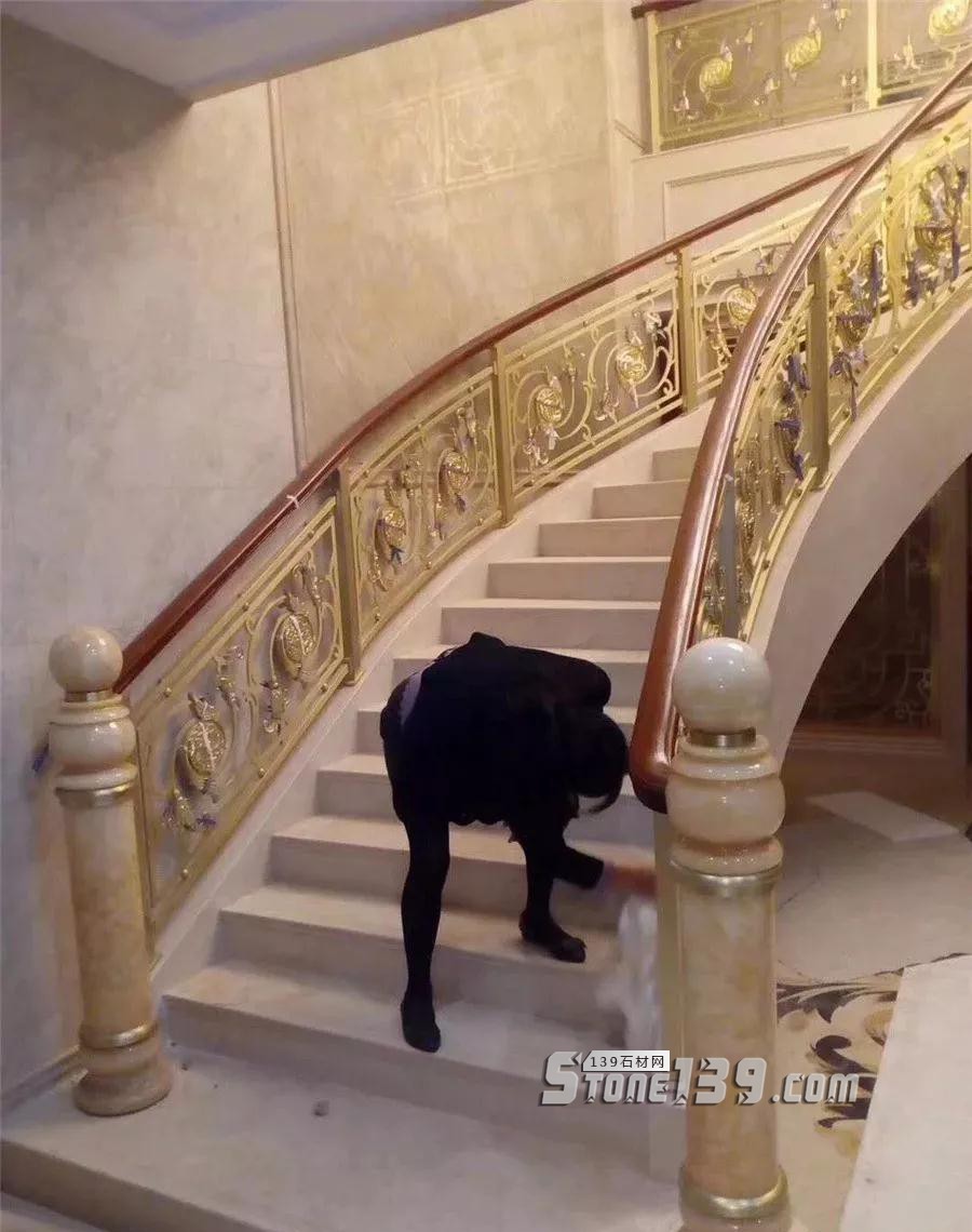 旋轉樓梯用石材裝飾的裝修施工現(xiàn)場 為什么旋轉樓梯一定要用石材?