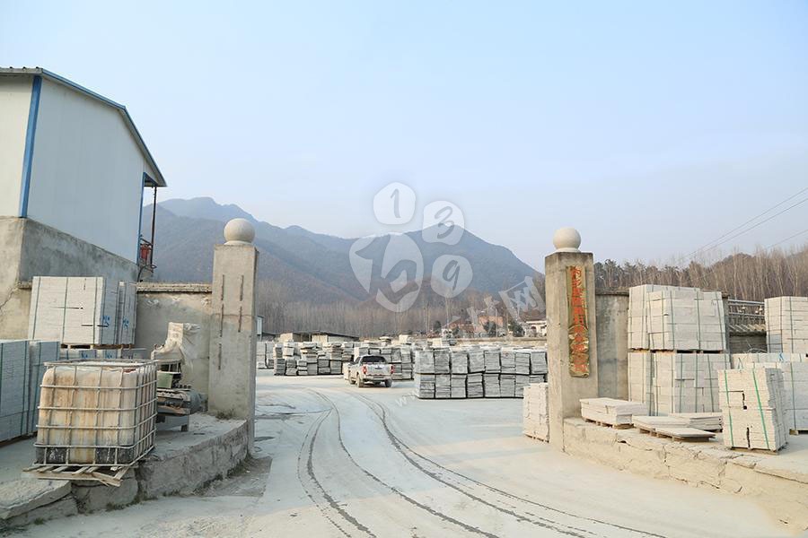 河南省內(nèi)鄉(xiāng)縣隆鑫石材年產(chǎn)梨花白板材200萬平方米 內(nèi)鄉(xiāng)縣隆鑫石材廠