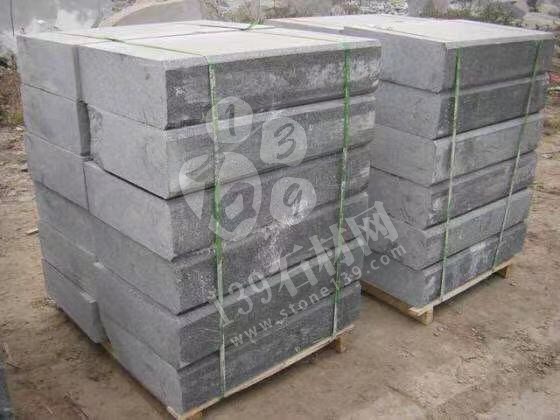 達(dá)州輝騰石材專業(yè)提供青石路沿石、欄桿、地鋪石、臺(tái)階石的園林青石產(chǎn)品