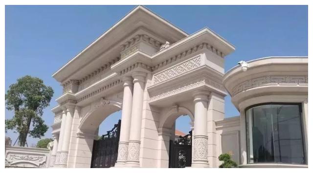 別人家的大門和圍欄讓人羨慕不已,全用大理石,華麗又大氣