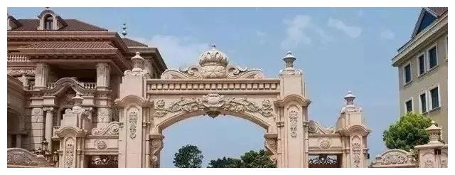 別人家的大門和圍欄讓人羨慕不已,全用大理石,華麗又大氣