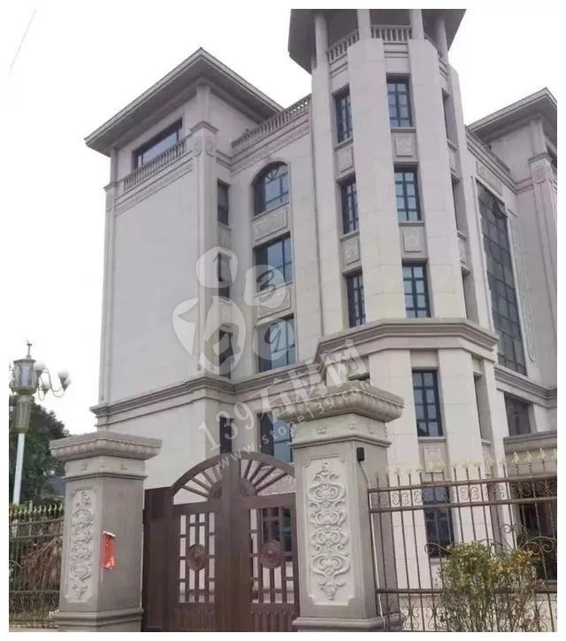 別人家的大門和圍欄讓人羨慕不已,全用大理石,華麗又大氣