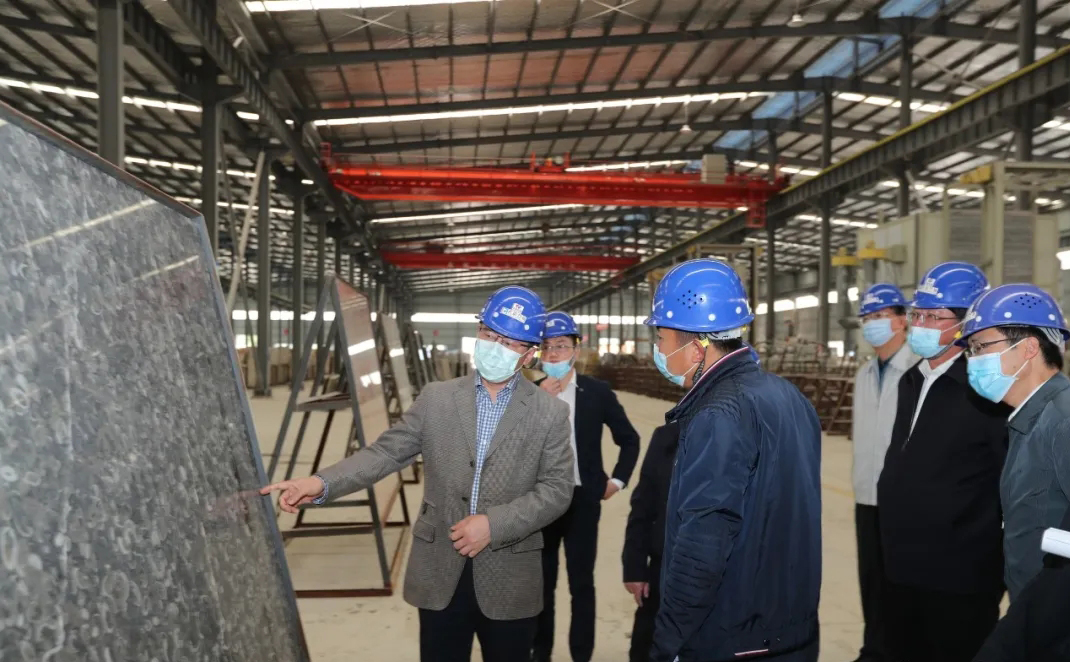 貴州安順市市委副書記、市長宋曉路到鎮寧自治縣調研中國(安順)石材城建設情況