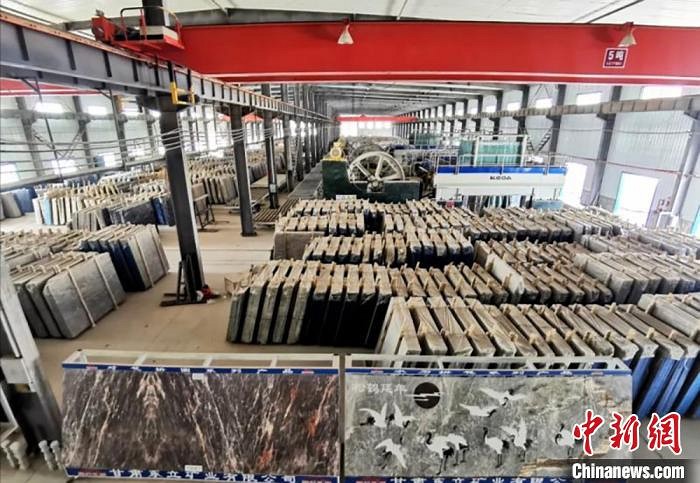 甘肅金塔戈壁(羅馬灰、金絲灰)石材變“金材玉料” 訂單漂洋過海漸增多