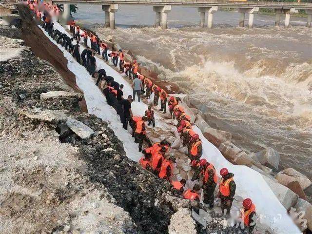 麻城發生重大塌方險情！麻城石材人無償運送5000方石材荒料進行拋石固腳！點贊！