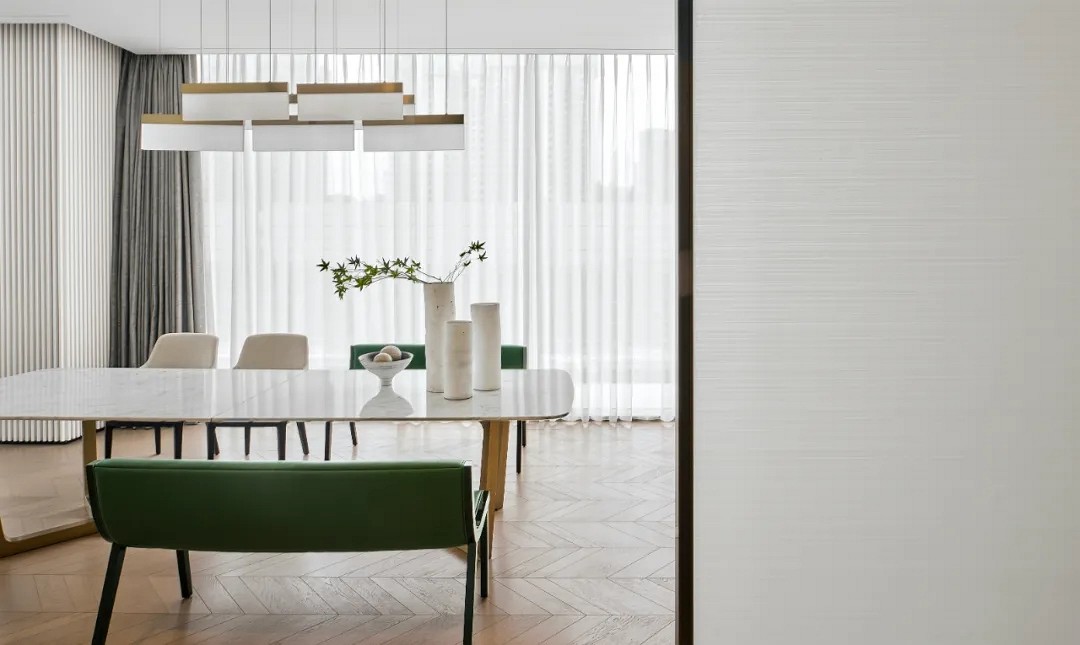 云紋石材包裹的樓梯，宛若浮云懸于虛空之中