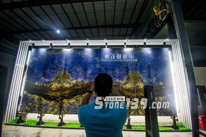 造型外觀差不多的天然石材背景墻價格相差幾萬元，其中有什么玄機呢？