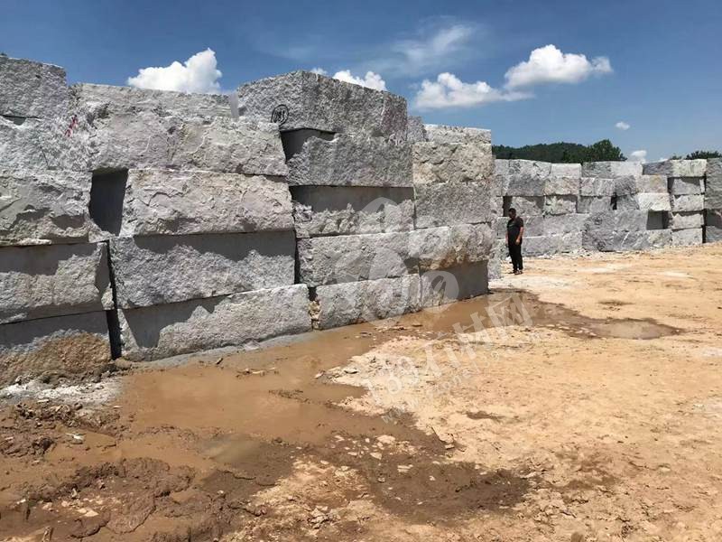 【恒泰吉石材】經(jīng)營泰寧珍珠蘭（福建藍(lán)寶石）、五彩紅、自有大型礦山