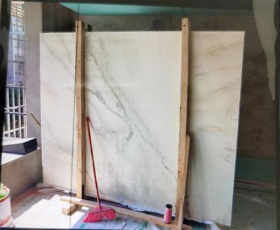 在水頭花1.5萬買的背景墻，他卻“賣”出6萬多，還被采取刑事強(qiáng)制措施