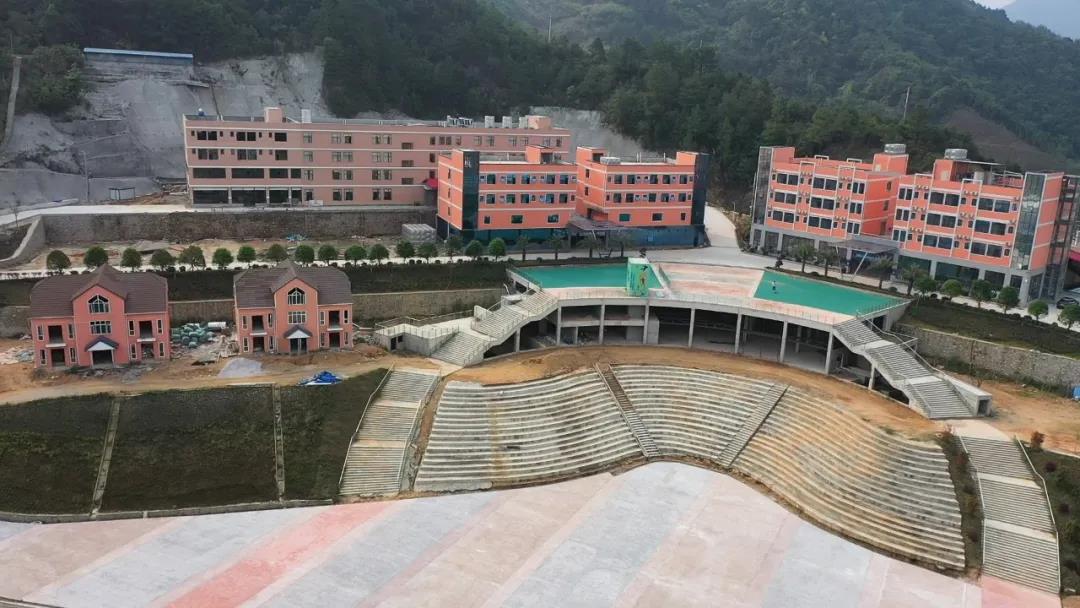 廣西廢棄礦山變身“足球小鎮”，預計實現營收20億元