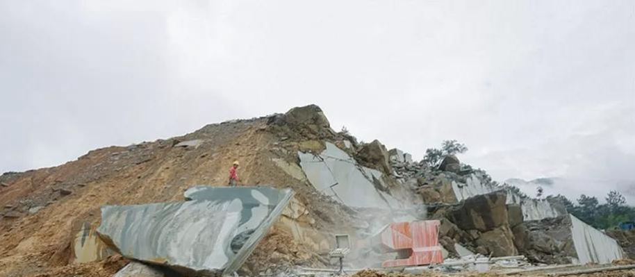 廣西青石桂林龍勝縣輝綠巖石材礦山及超大荒料欣賞！