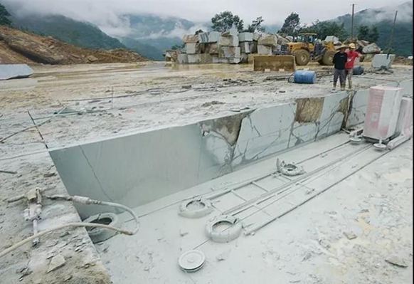 廣西青石桂林龍勝縣輝綠巖石材礦山及超大荒料欣賞！