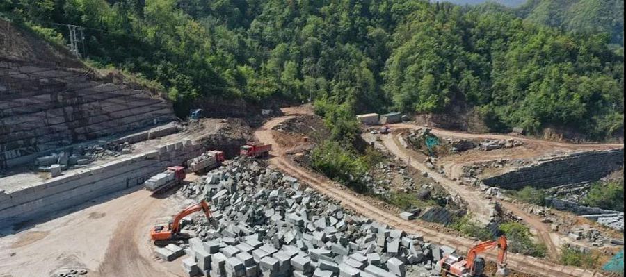 四川萬源青石礦山開采現(xiàn)場實拍圖