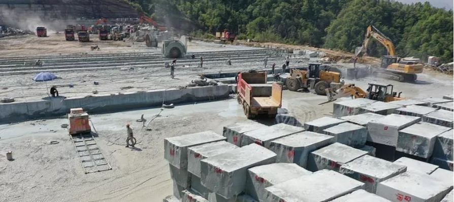 四川萬源青石礦山開采現(xiàn)場實拍圖