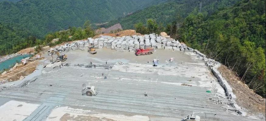 四川萬源青石礦山開采現(xiàn)場實拍圖