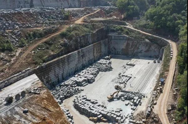 四川萬源青石礦山開采現(xiàn)場實拍圖