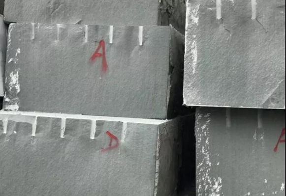 四川萬源青石礦山開采現(xiàn)場實拍圖