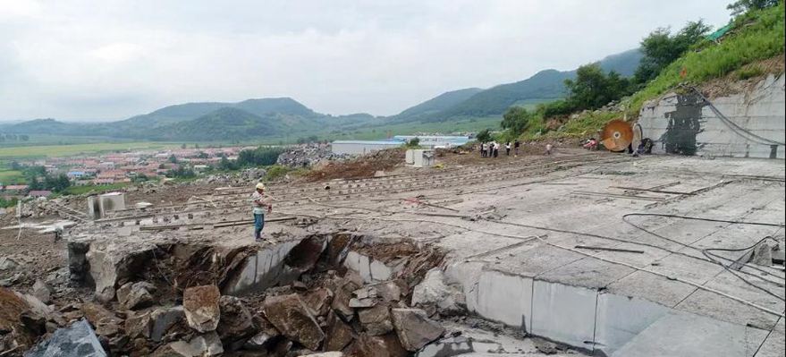 吉林省磐石市花崗巖產區吉祥黑、吉祥紅石材及礦山鑒賞！