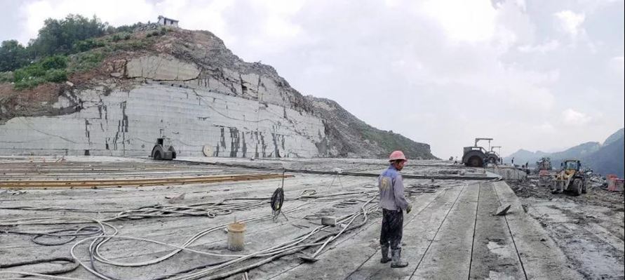 山西芝麻黑石材產區長治市平順縣芝麻黑礦山荒料產品欣賞
