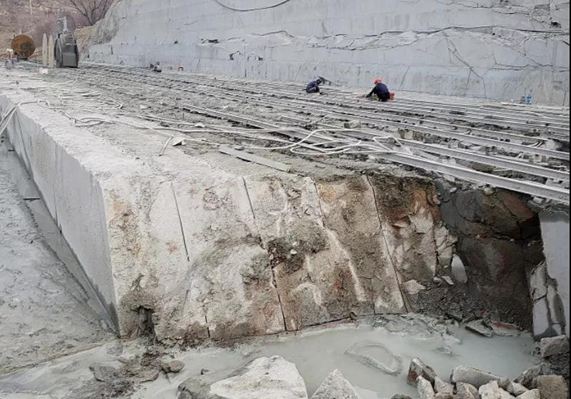 山西芝麻黑石材產區長治市平順縣芝麻黑礦山荒料產品欣賞