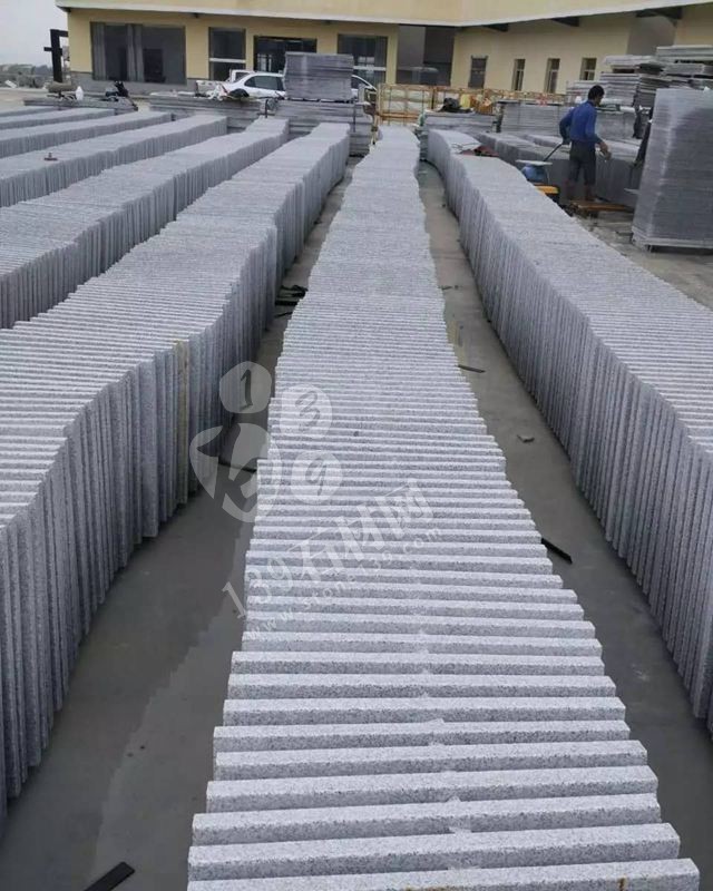 麻城張順利石材廠主要經(jīng)營湖北芝麻白、芙蓉白環(huán)境石，地鋪石，路延石，小方石