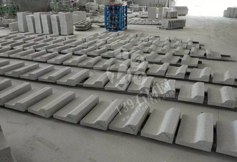 麻城張順利石材廠主要經(jīng)營湖北芝麻白、芙蓉白環(huán)境石，地鋪石，路延石，小方石