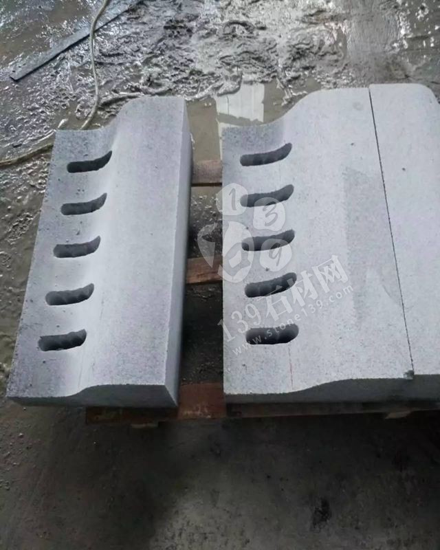 麻城張順利石材廠主要經(jīng)營湖北芝麻白、芙蓉白環(huán)境石，地鋪石，路延石，小方石