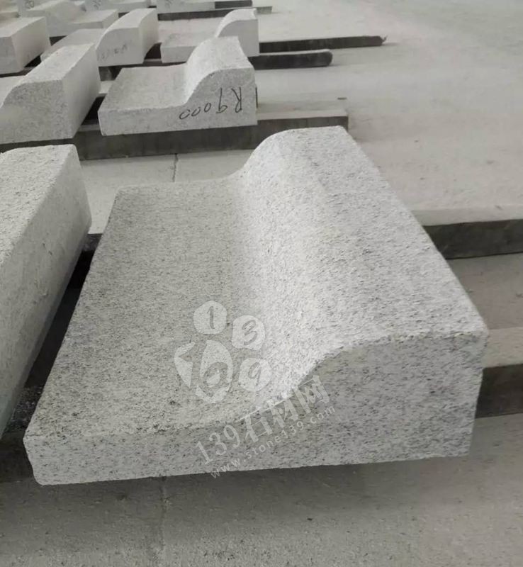 麻城張順利石材廠主要經(jīng)營湖北芝麻白、芙蓉白環(huán)境石，地鋪石，路延石，小方石