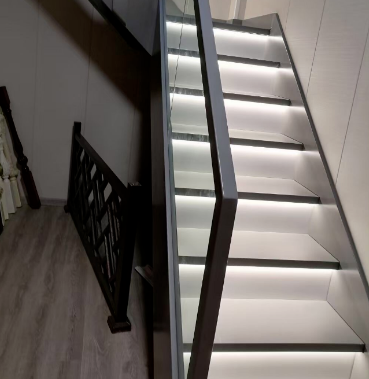 石材樓梯燈帶常見的做法及其注意要點 石材樓梯燈光效果