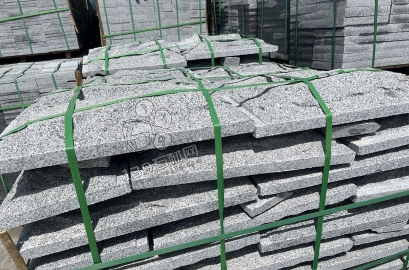 洪剛石業(yè)主要經(jīng)營(yíng)安徽芝麻黑（金寨黑花崗巖）路沿石、斧剁面、盲道石、蘑菇石等產(chǎn)品