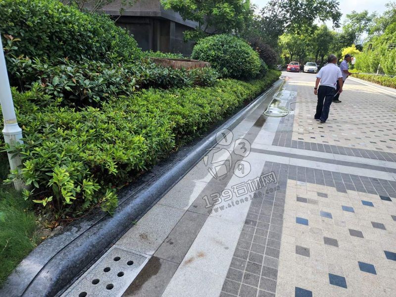 小區路沿石用進口花崗巖裝飾的實拍案例