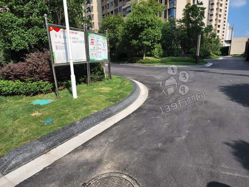 小區路沿石用進口花崗巖裝飾的實拍案例